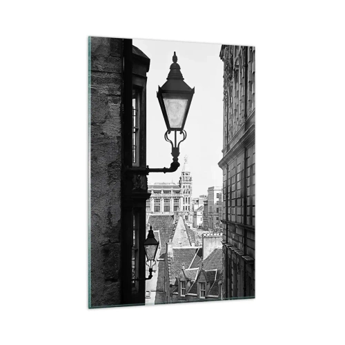 Obraz na szkle - Czarno-biała fotografia uliczki w Edynburgu z latarniami - 80x120cm - Edynburska opowieść - Nowoczesna dekoracja ścienna do salonu i sypialni ARTTOR
