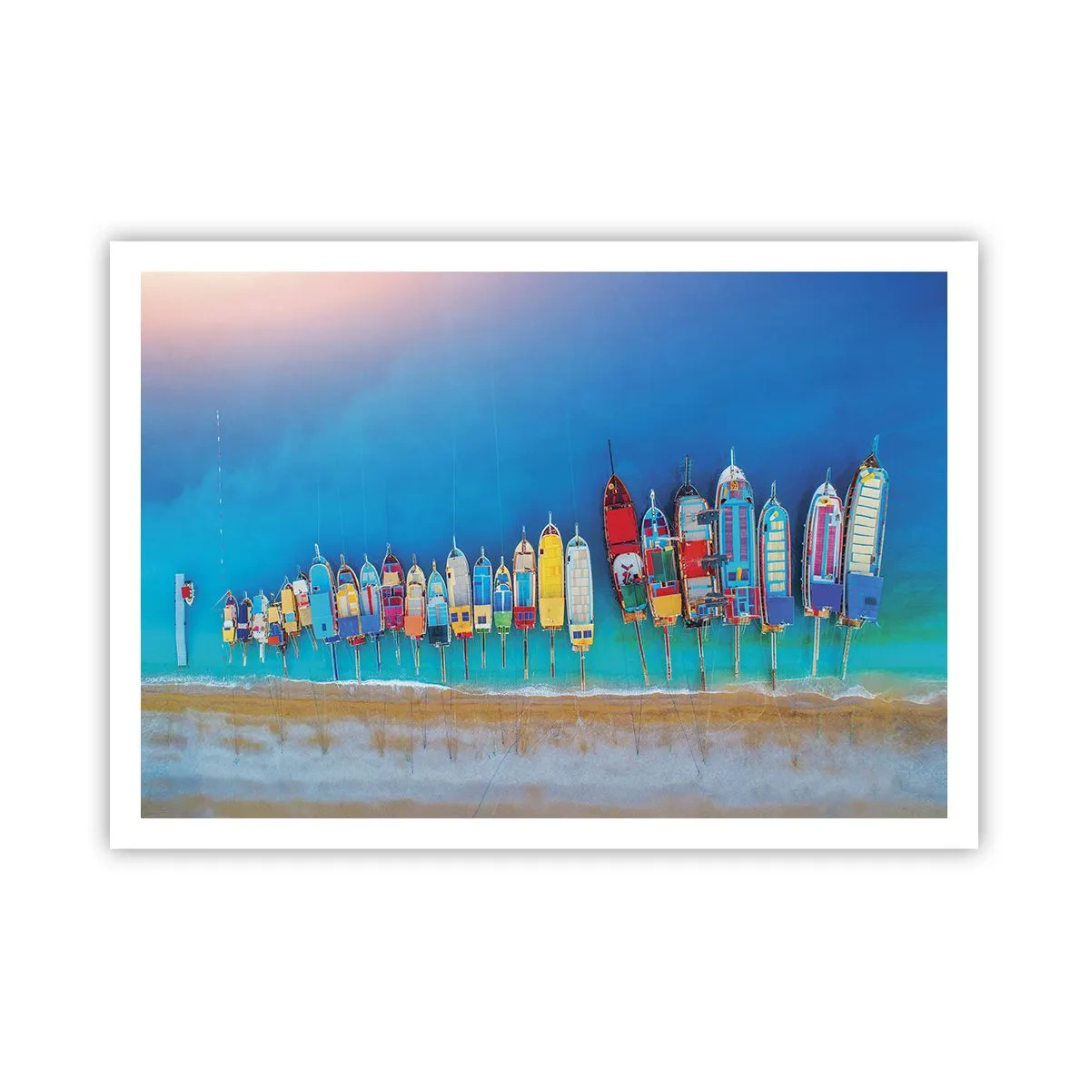 Plakat - Kolorowe łodzie ustawione w rząd nad brzegiem - 100x70cm - Z lotu ptaka - Nowoczesna dekoracja ścienna do salonu i sypialni ARTTOR