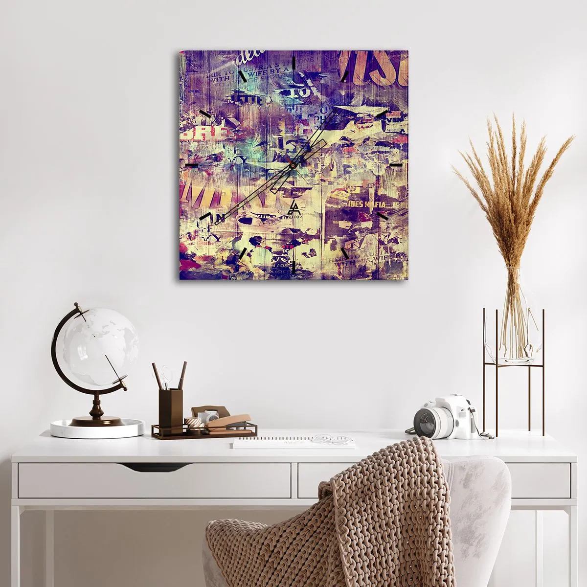 Zegar ścienny - Kolorowy abstrakcyjny kolaż z tekstami i grafikami - 30x30cm - I tyle zostanie - Nowoczesna dekoracja ścienna do salonu i sypialni ARTTOR