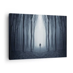 Obraz na płótnie - Postać idąca wśród drzew w zamglonym lesie - 70x50cm - I wszystko proste i jasne - Nowoczesna dekoracja ścienna do salonu i sypialni ARTTOR