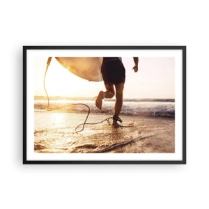 Plakat w czarnej ramie - Surfer biegnący po plaży z deską w blasku słońca - 70x50cm - Na spotkanie fali - Nowoczesna dekoracja ścienna do salonu i sypialni ARTTOR