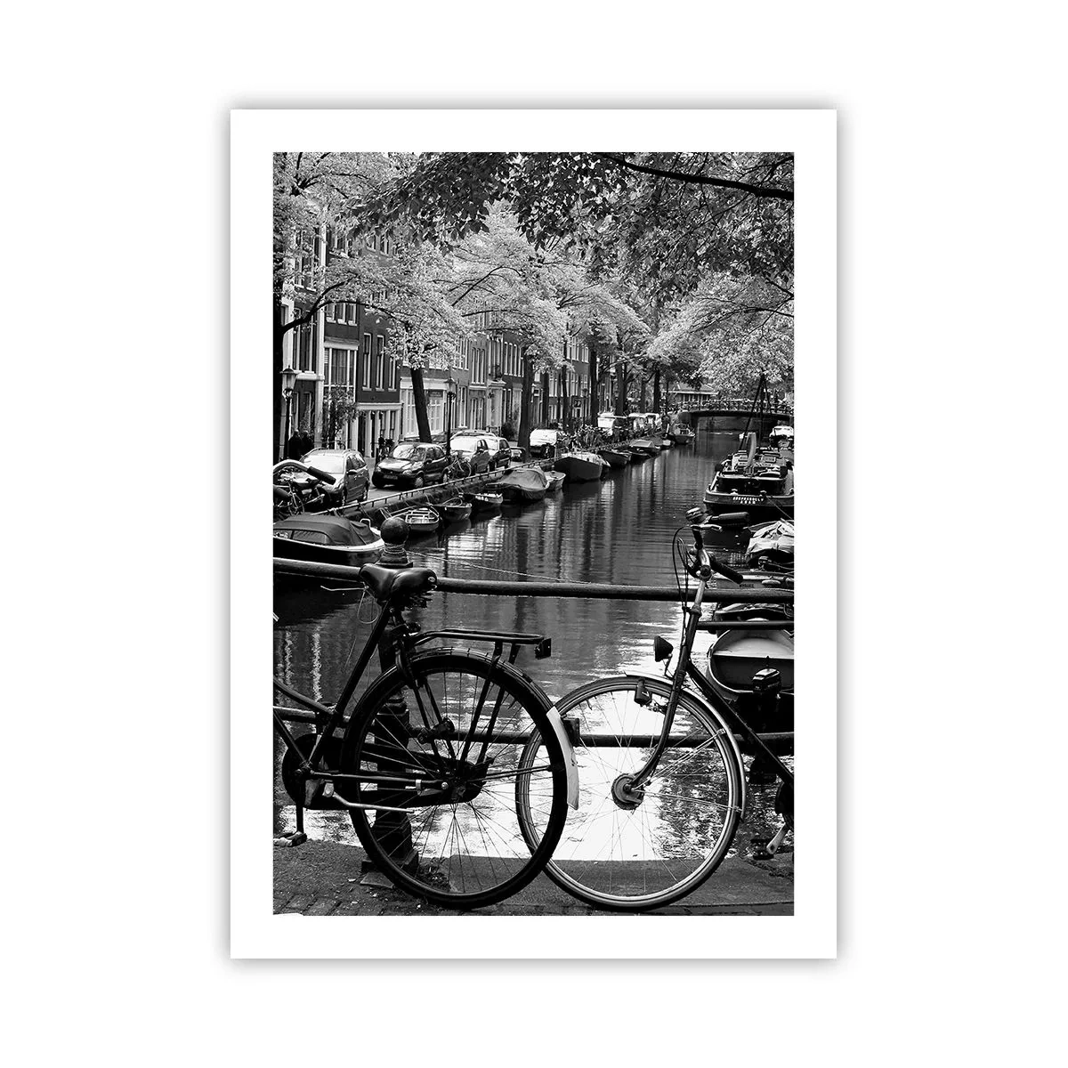 Plakat - Czarno-biały widok kanału z rowerami w Amsterdamie - 50x70cm - Bardzo holenderski widok - Nowoczesna dekoracja ścienna do salonu, kuchni i sypialni ARTTOR