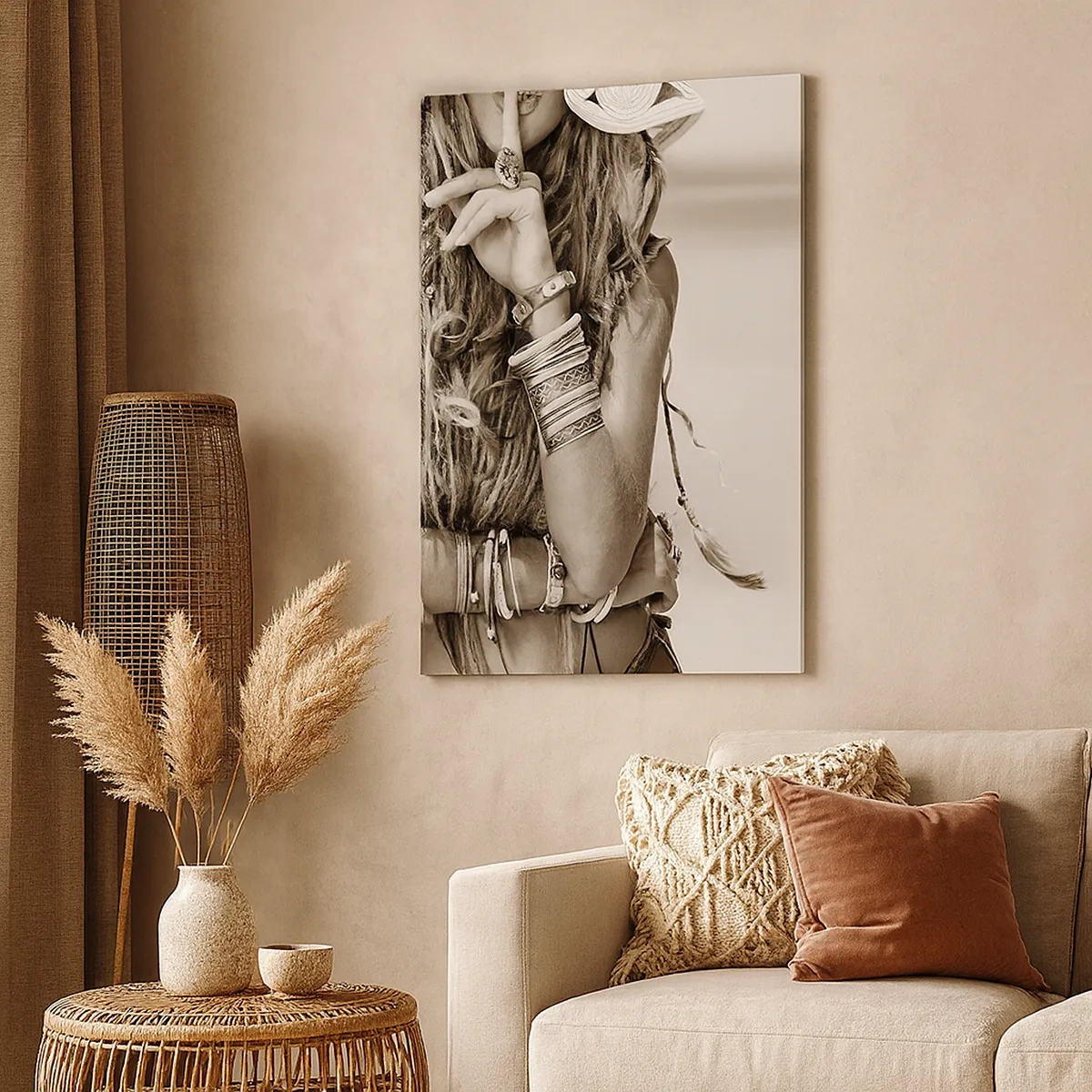 Obraz na płótnie - Stylowa kobieta w stylu boho z biżuterią, gestem ciszy - 50x70cm - Jak to dziewczyna - Nowoczesna dekoracja ścienna do salonu, kuchni i sypialni ARTTOR