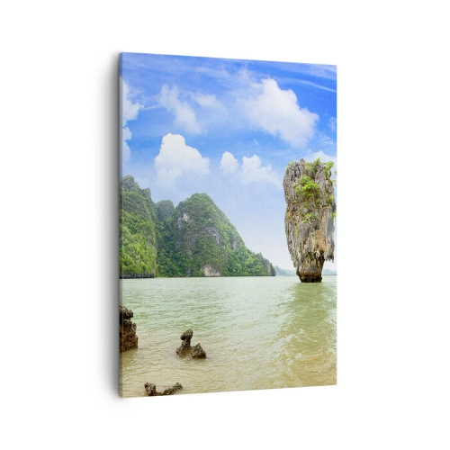 Obraz na płótnie - Skała na wodzie z zielonymi wzgórzami w tle - 50x70cm - Skalne dziwy natury - Nowoczesna dekoracja ścienna do salonu, kuchni i sypialni ARTTOR