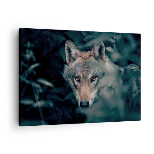 Obraz na płótnie - Wilk w naturalnym otoczeniu, spoglądający z głębi lasu - 70x50cm - Łowca - Nowoczesna dekoracja ścienna do salonu i sypialni ARTTOR