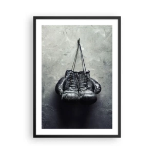 Plakat w czarnej ramie - Czarne rękawice bokserskie zawieszone na sznurku - 50x70cm - Czas walki i czas pokoju - Nowoczesna dekoracja ścienna do salonu i sypialni ARTTOR
