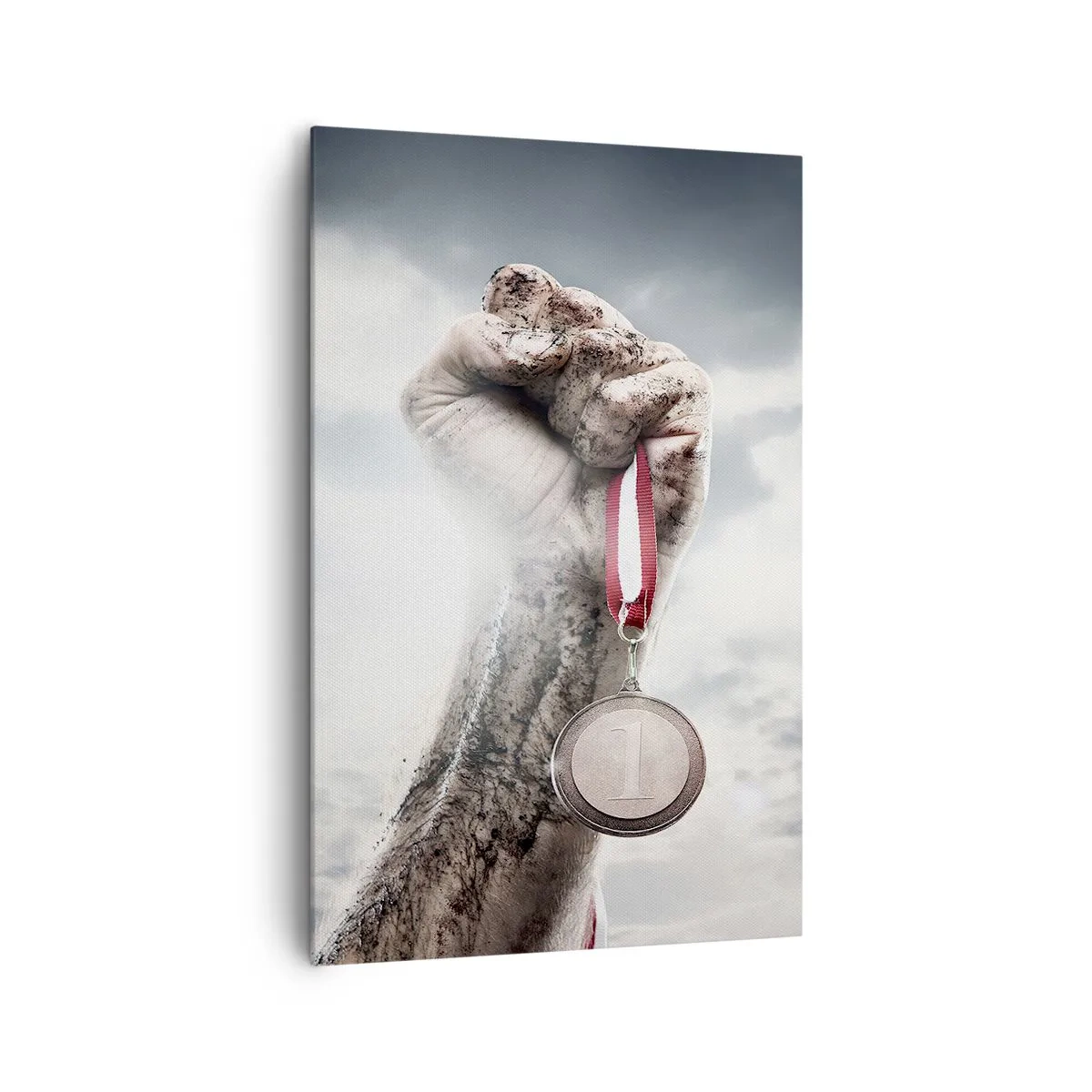 Obraz na płótnie - Ręka uniesiona w górę z medalem na tle pochmurnego nieba - 80x120cm - Per aspera ad astra - Nowoczesna dekoracja ścienna do salonu i sypialni ARTTOR