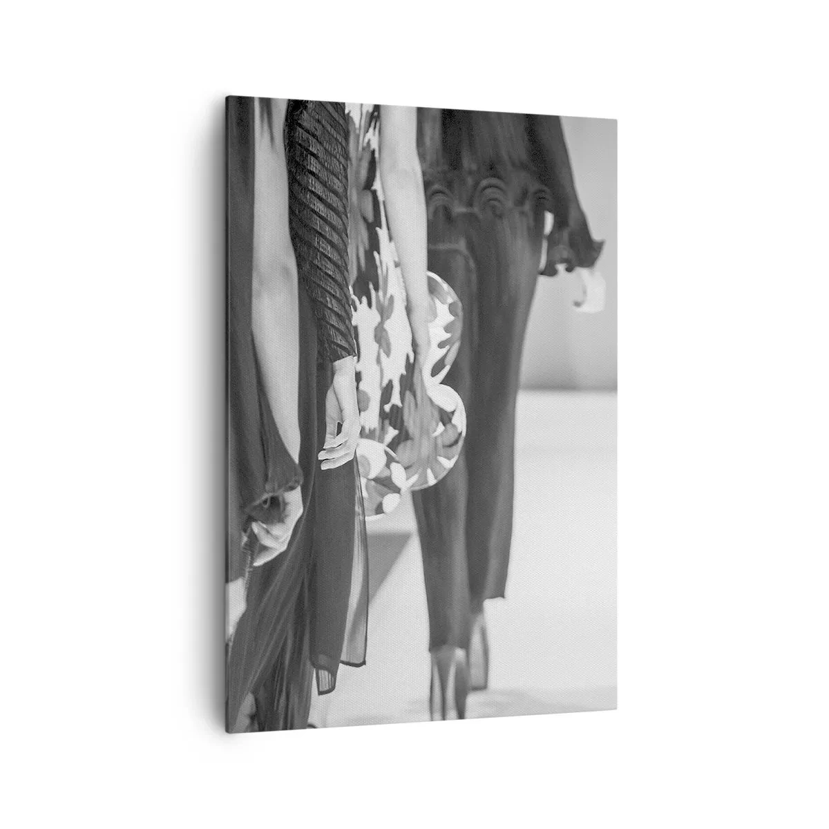 Obraz na płótnie - Czarno-biała scena z wybiegów mody ukazująca detale sukienek i sylwetek modelek - 70x100cm - Stylowa parada - Nowoczesna dekoracja ścienna do salonu i sypialni ARTTOR
