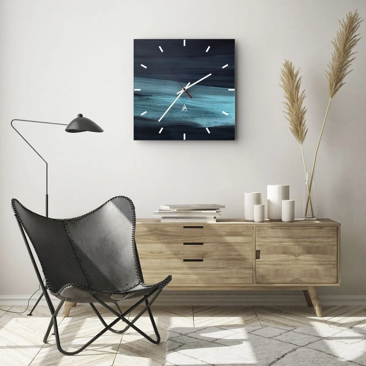 Zegar ścienny - Subtelne abstrakcyjne fale w ciemnych odcieniach błękitu - 30x30cm - Popłyń z nurtem - Nowoczesna dekoracja ścienna do salonu i sypialni ARTTOR
