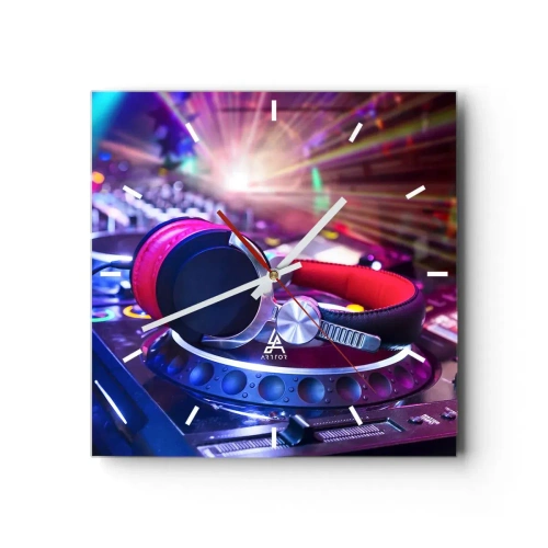 Zegar ścienny - Słuchawki DJ na konsolecie oświetlone reflektorami na imprezie - 30x30cm - Będzie, będzie się działo - Nowoczesna dekoracja ścienna do salonu i sypialni ARTTOR