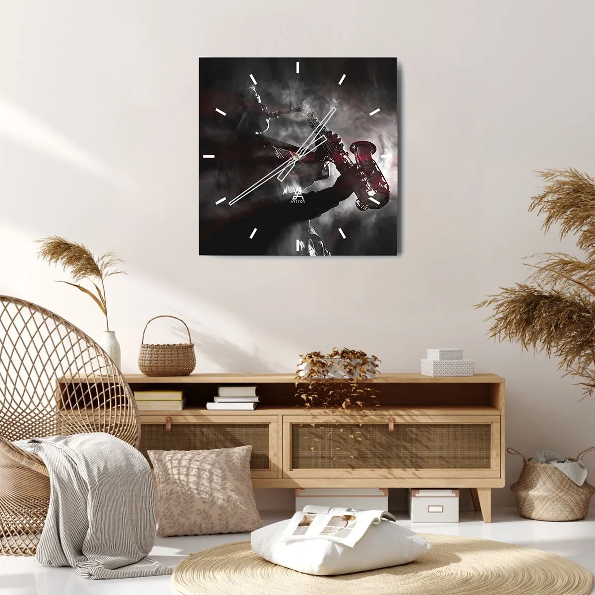 Zegar ścienny - Saksofonista w dymie na scenie w klimatycznej czerni i czerwieni - 30x30cm - W oparach jazzu - Nowoczesna dekoracja ścienna do salonu i sypialni ARTTOR