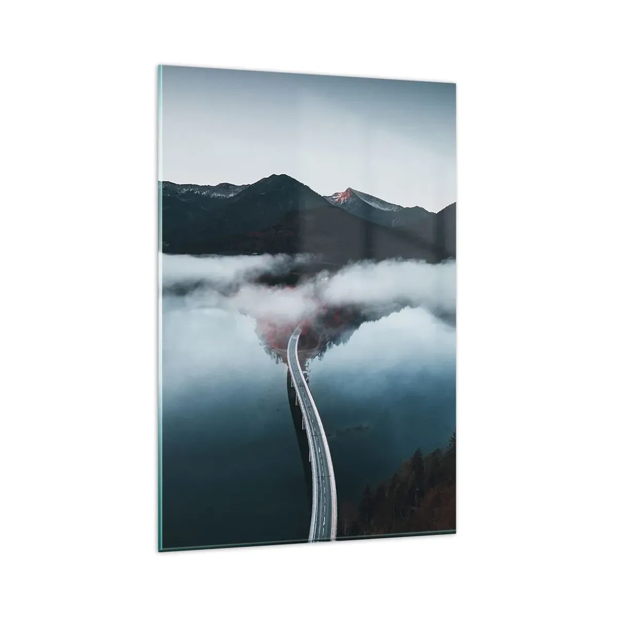 Obraz na szkle - Most nad spokojnym jeziorem otoczonym górami i mgłą - 80x120cm - Nad wodą gładką jak lustro - Nowoczesna dekoracja ścienna do salonu i sypialni ARTTOR