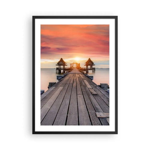 Plakat w czarnej ramie - Drewniany pomost na tle zachodzącego słońca nad wodą - 50x70cm - Zachód na wschodzie - Nowoczesna dekoracja ścienna do salonu i sypialni ARTTOR