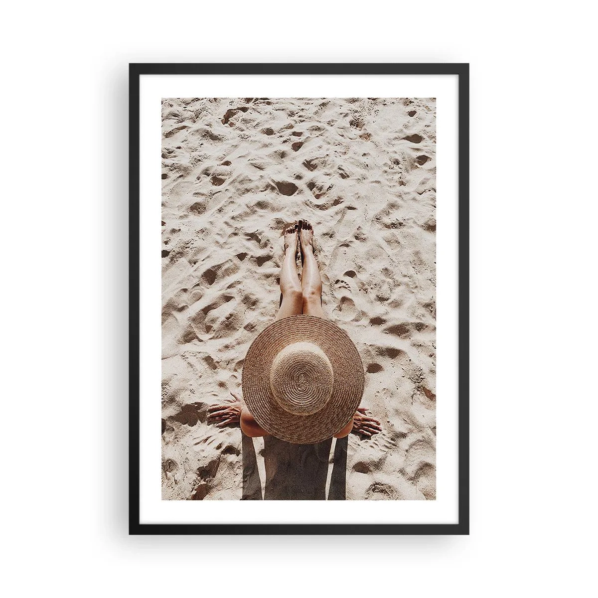Plakat w czarnej ramie - Osoba opalająca się na plaży, widok z góry z dużym kapeluszem na tle piasku - 50x70cm - Wymarzony czas - Nowoczesna dekoracja ścienna do salonu i sypialni ARTTOR