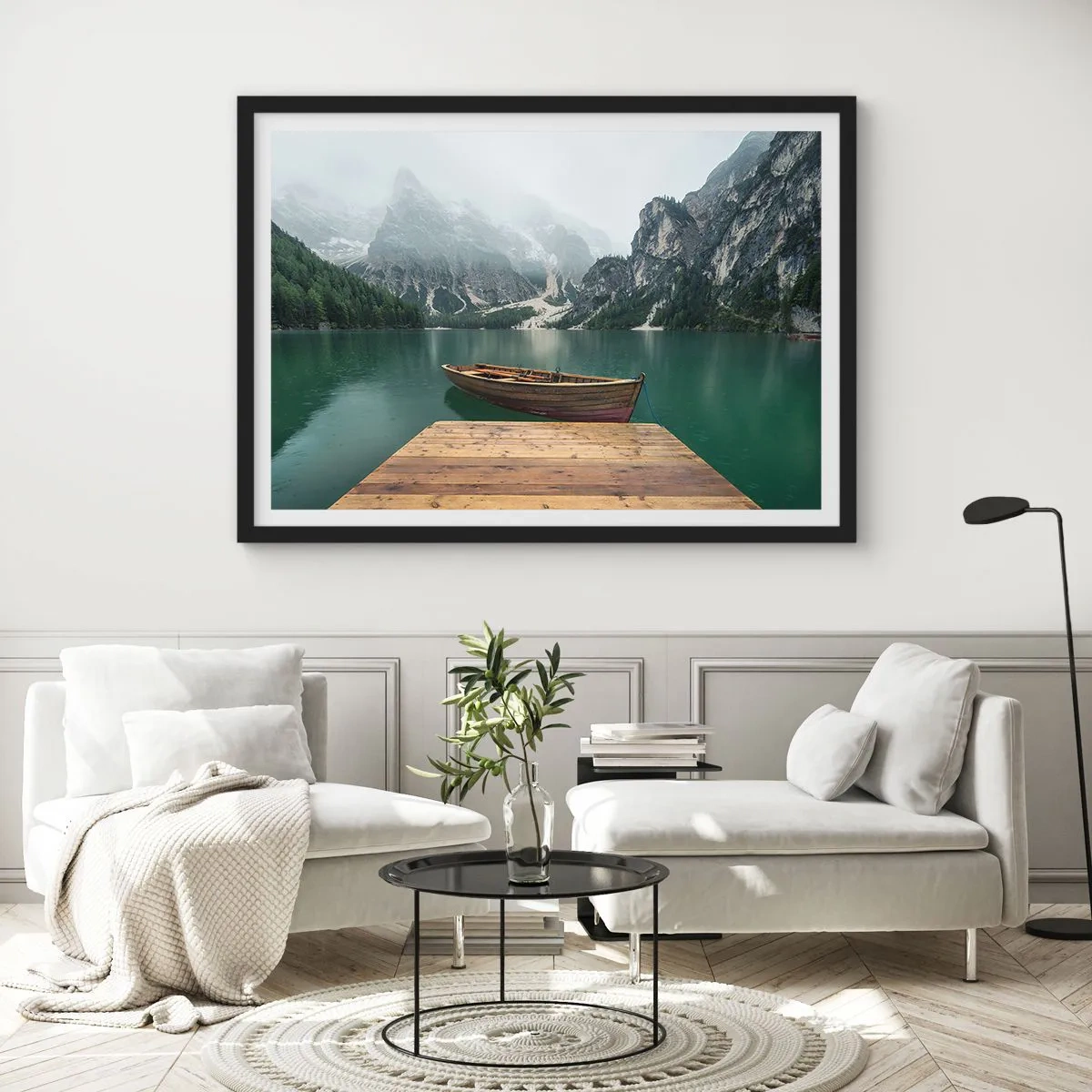 Plakat w czarnej ramie - Drewniana łódź przy pomoście na jeziorze otoczonym górami - 70x50cm - "I dumne opoki czoła" - Nowoczesna dekoracja ścienna do salonu i sypialni ARTTOR