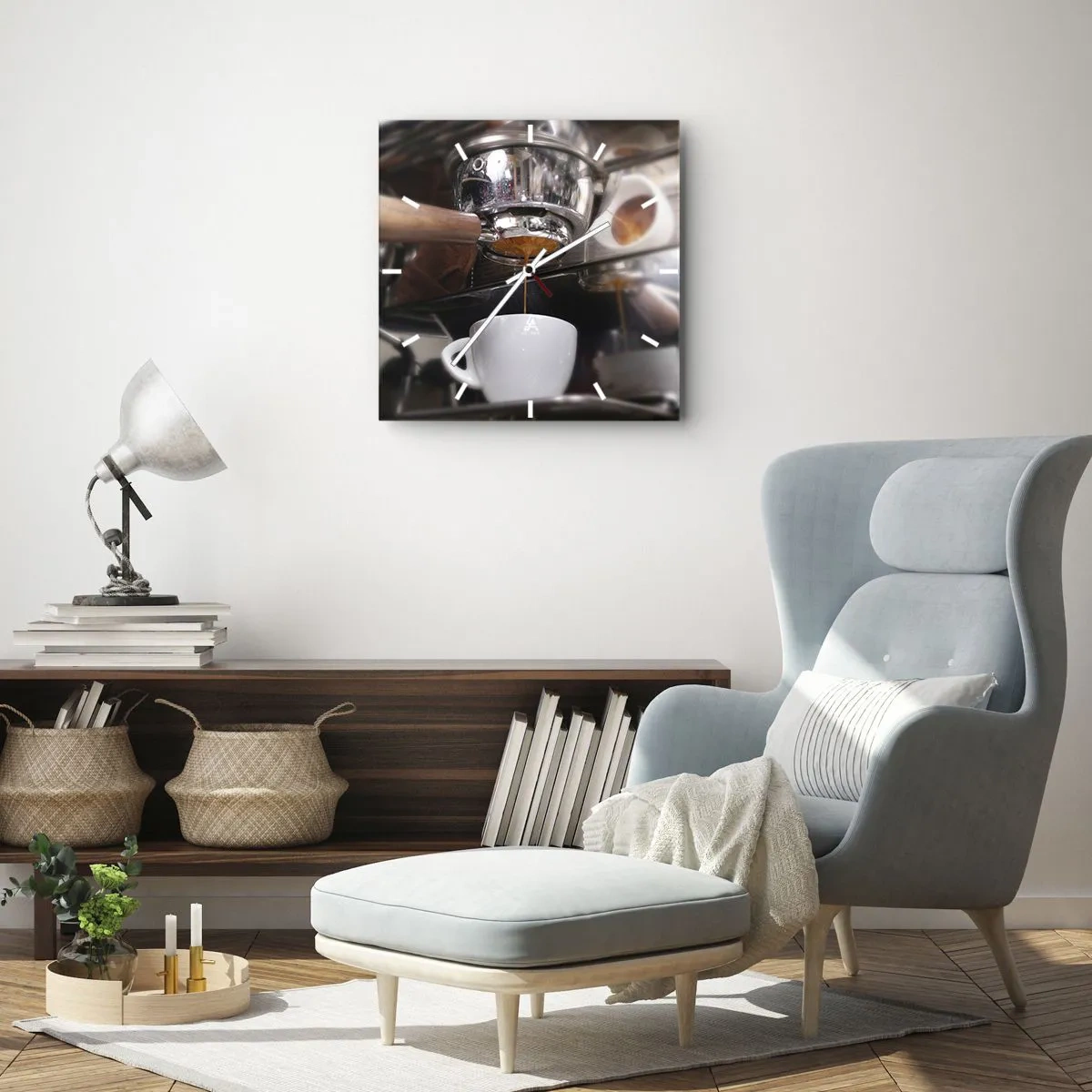 Zegar ścienny - Zbliżenie na ekspres do kawy przygotowujący świeże espresso - 30x30cm - Dobra chwila dnia - Nowoczesna dekoracja ścienna do salonu i sypialni ARTTOR