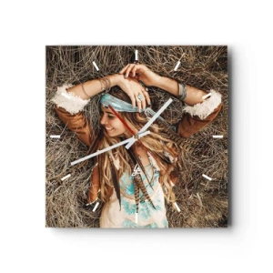Zegar ścienny - Kobieta w stylu boho leżąca na sianie - 30x30cm - W drodze do lata miłości - Nowoczesna dekoracja ścienna do salonu i sypialni ARTTOR