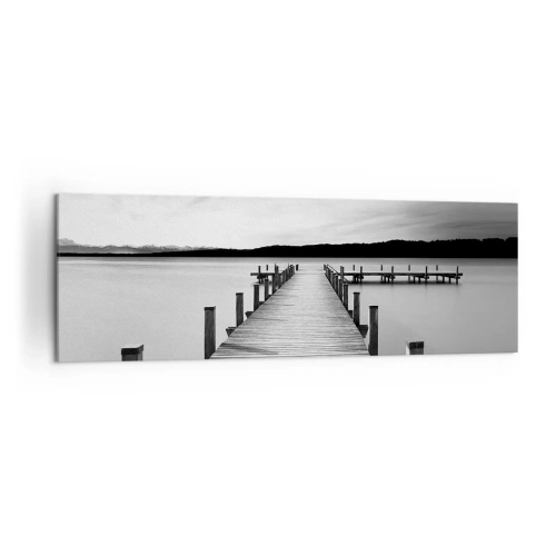 Obraz na płótnie - Czarno-biały pomost na spokojnym jeziorze - 160x50cm - U wodopoju – spokoju - Nowoczesna dekoracja ścienna do salonu i sypialni ARTTOR