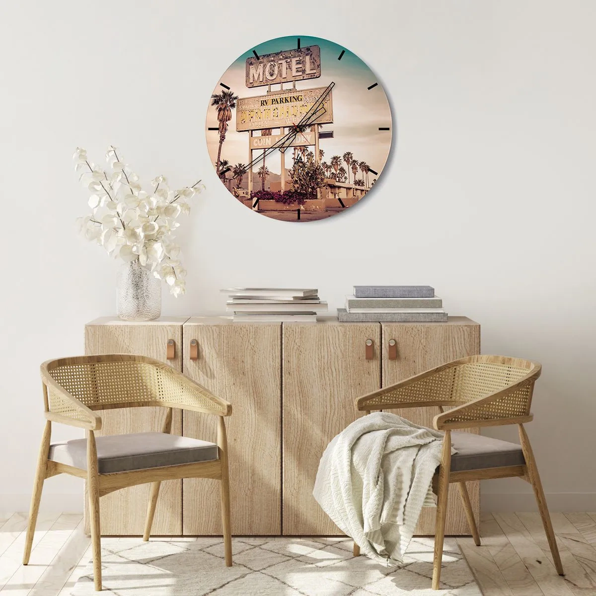 Zegar ścienny - Retro szyld motelu z palmami w tle na pustynnej drodze - 30x30cm - Tu czas się zatrzymał - Nowoczesna dekoracja ścienna do salonu, kuchni i sypialni ARTTOR