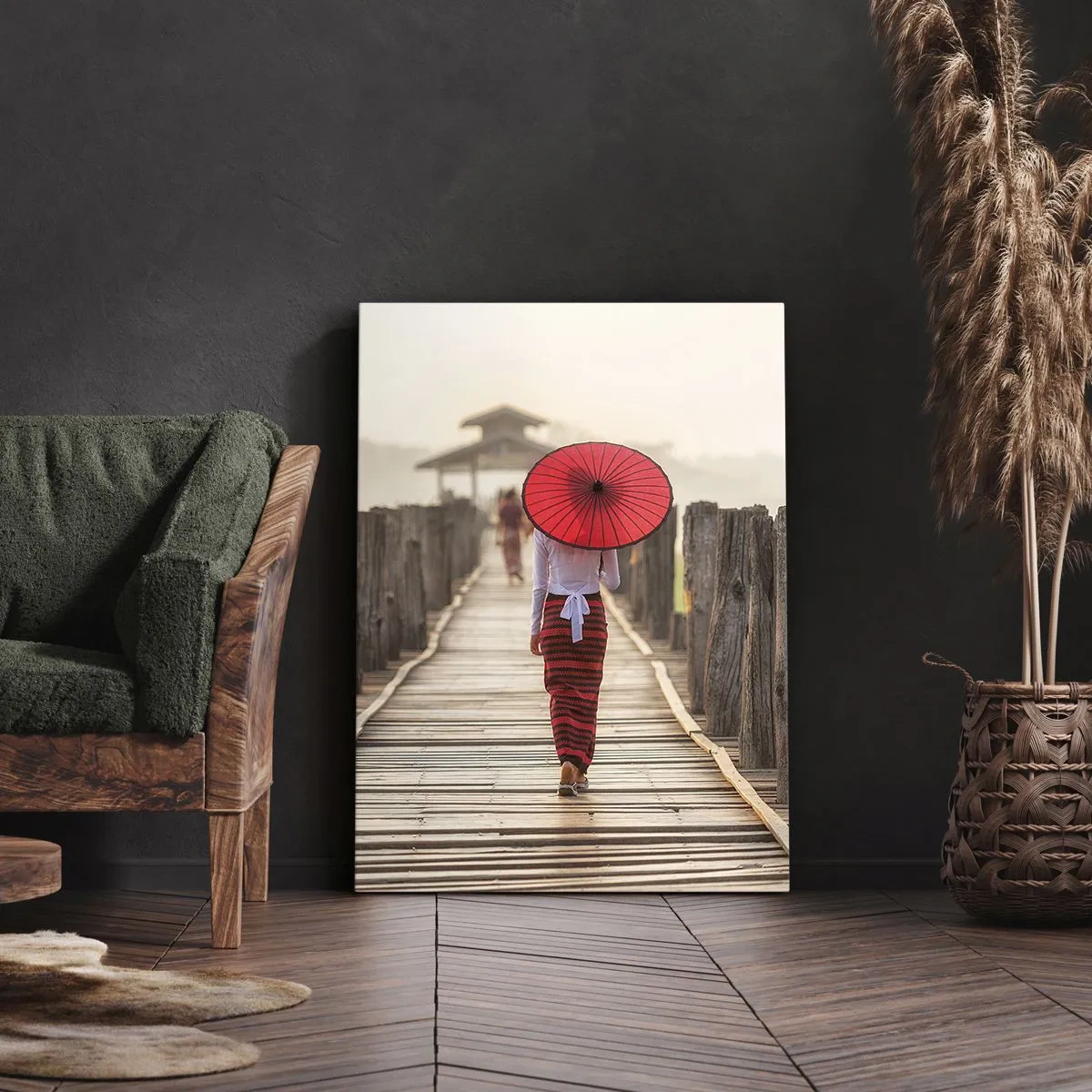 Obraz na płótnie - Kobieta z czerwonym parasolem na drewnianym moście - 50x70cm - Na starym moście - Nowoczesna dekoracja ścienna do salonu, kuchni i sypialni ARTTOR