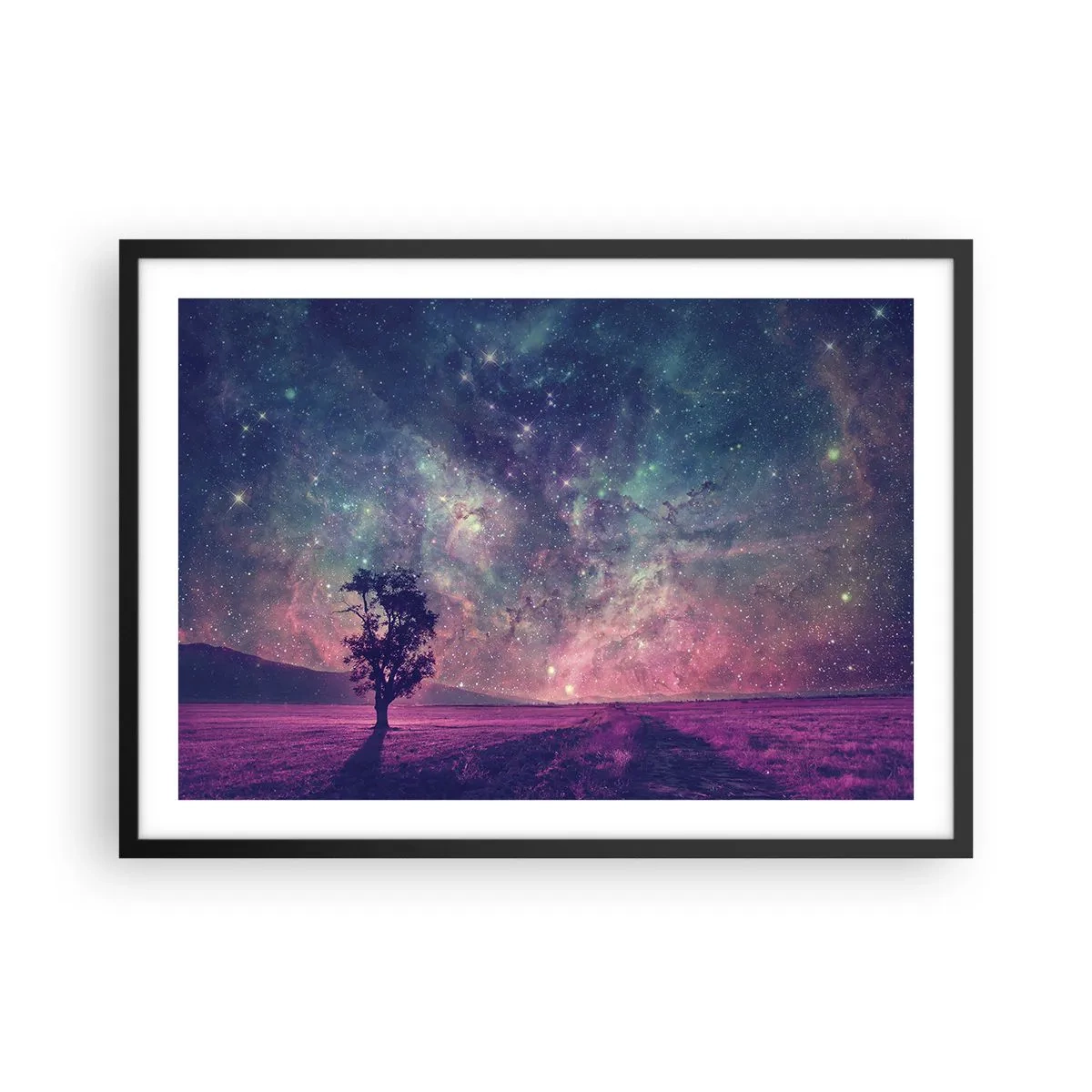 Plakat w czarnej ramie - Drzewo na tle gwiaździstego nieba w fioletowo-niebieskich barwach - 70x50cm - Pod magicznym niebem - Nowoczesna dekoracja ścienna do salonu i sypialni ARTTOR