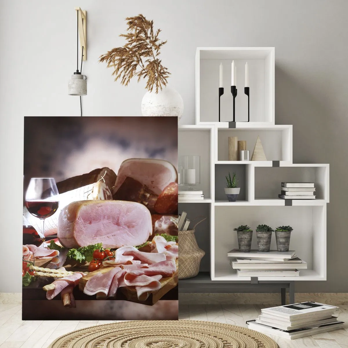 Obraz na szkle - Kuchenny stół z wędlinami, winem i świeżymi warzywami - 50x70cm - Kulinarne marzenie z karafką - Nowoczesna dekoracja ścienna do salonu, kuchni i sypialni ARTTOR