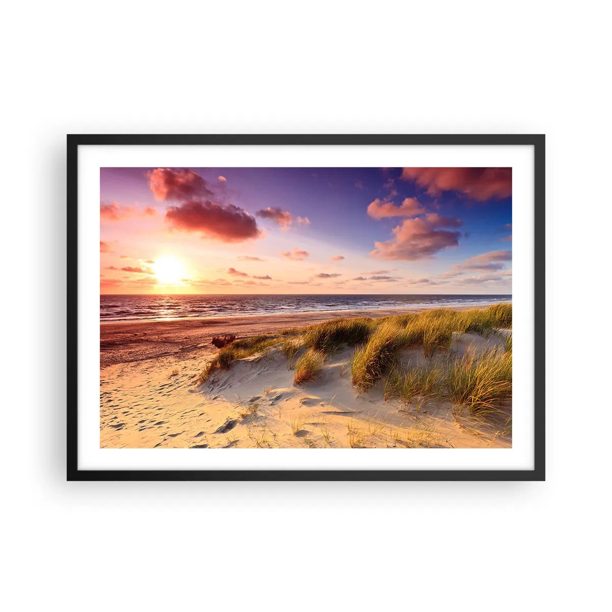 Plakat w czarnej ramie - Plaża z trawami i zachód słońca nad spokojnym morzem - 70x50cm - Już latem pachnie powietrze - Nowoczesna dekoracja ścienna do salonu i sypialni ARTTOR