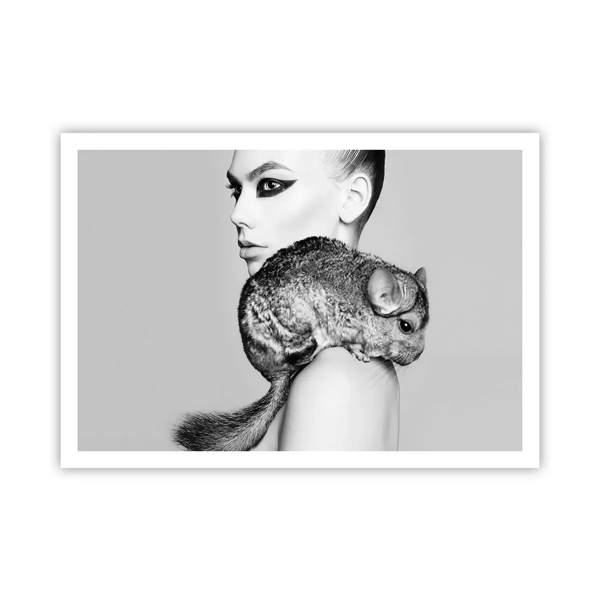 Plakat - Stylizowana kobieta z szynszylą w eleganckiej czarno-białej kompozycji - 100x70cm - Dama z szynszylą - Nowoczesna dekoracja ścienna do salonu i sypialni ARTTOR