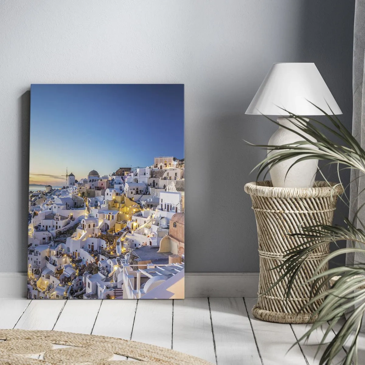 Obraz na płótnie - Malownicze białe domy Santorini o zachodzie słońca - 50x70cm - Esencja greckości - Nowoczesna dekoracja ścienna do salonu, kuchni i sypialni ARTTOR