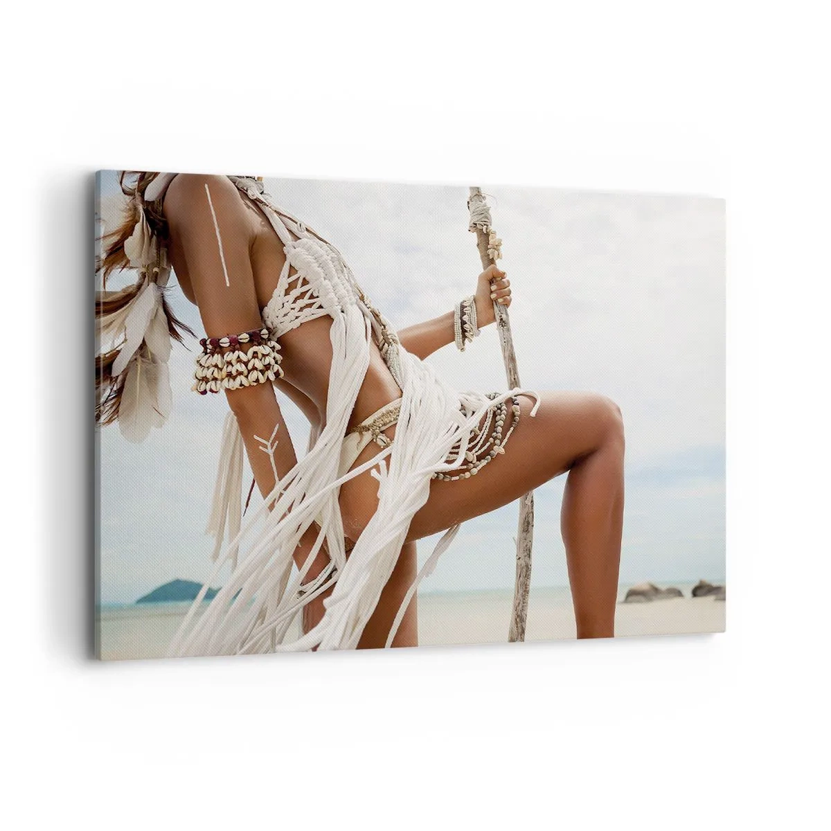 Obraz na płótnie - Postać kobiety w etnicznych ozdobach i stroju na tle tropikalnego krajobrazu - 120x80cm - Kapłanka słońca - Nowoczesna dekoracja ścienna do salonu, kuchni i sypialni ARTTOR