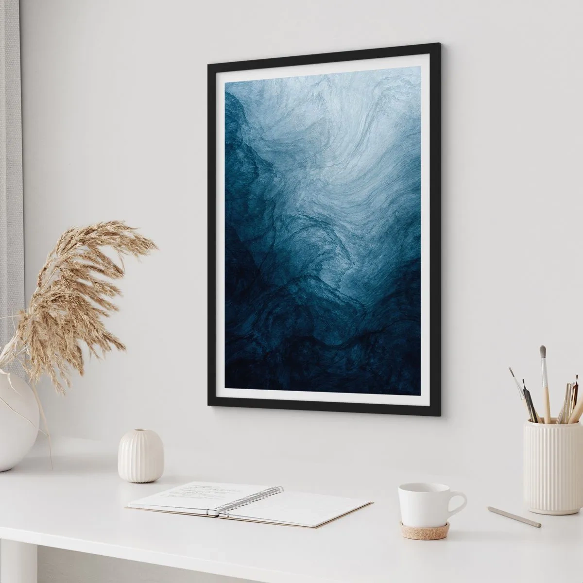 Plakat w czarnej ramie - Abstrakcyjna kompozycja w odcieniach granatu - 50x70cm - W głąb sięgnąć - Nowoczesna dekoracja ścienna do salonu i sypialni ARTTOR
