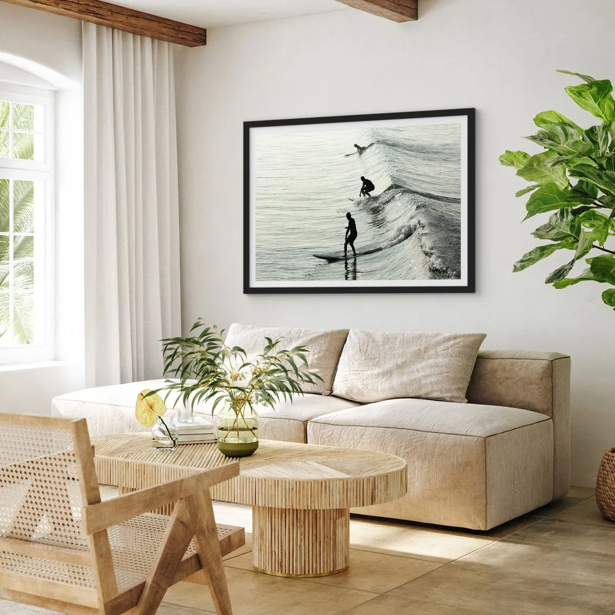 Plakat w czarnej ramie - Surferzy na falach w monochromatycznym ujęciu - 70x50cm - Na spotkanie fali - Nowoczesna dekoracja ścienna do salonu i sypialni ARTTOR