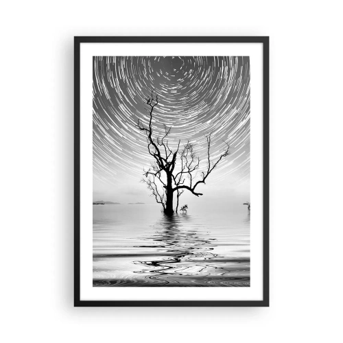 Plakat w czarnej ramie - Gwiezdne wiry nad samotnym drzewem w wodzie - 50x70cm - Symfonia natury - Nowoczesna dekoracja ścienna do salonu i sypialni ARTTOR