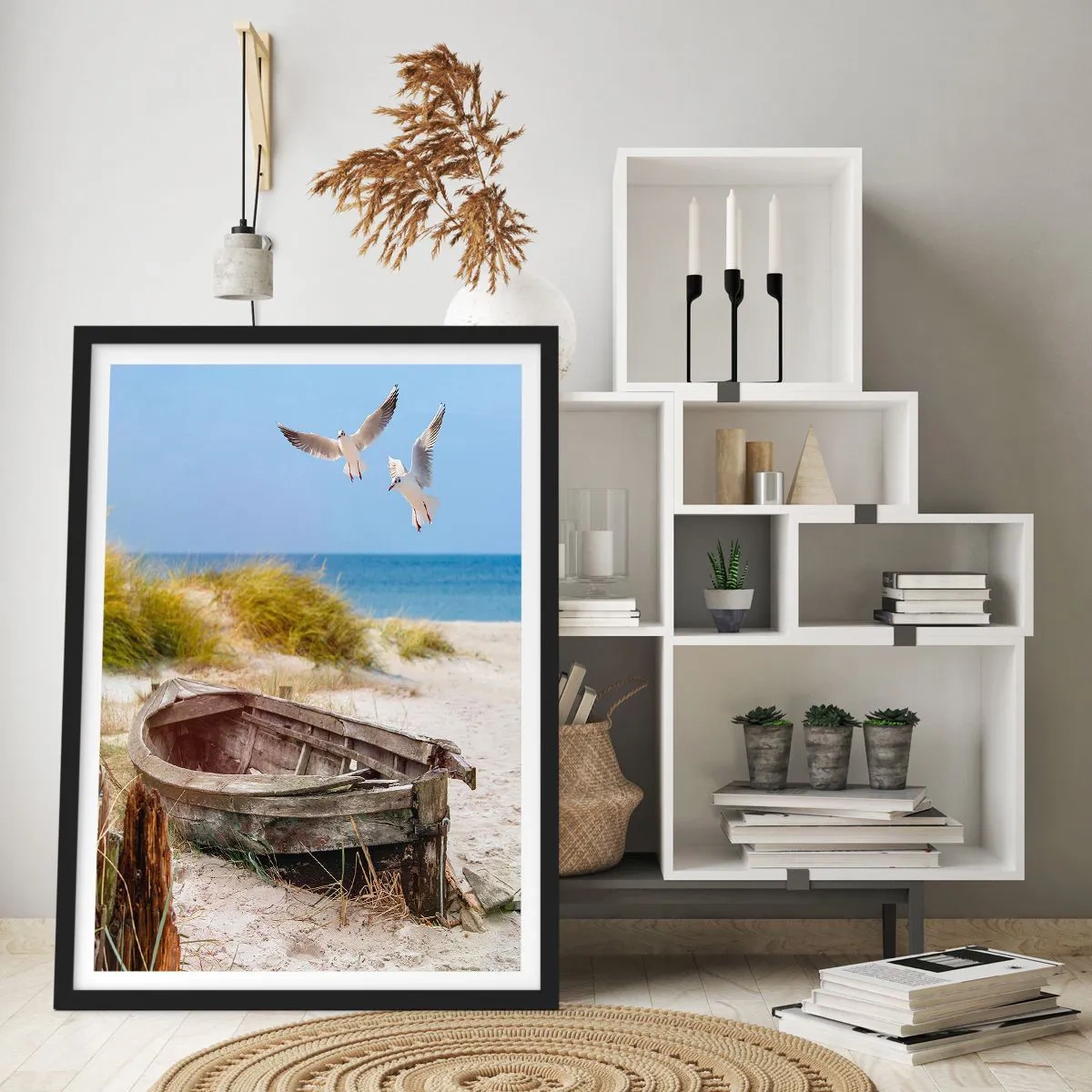 Plakat w czarnej ramie - Stara łódź na plaży z mewami w tle - 50x70cm - Skąpane wiatrem - Nowoczesna dekoracja ścienna do salonu i sypialni ARTTOR