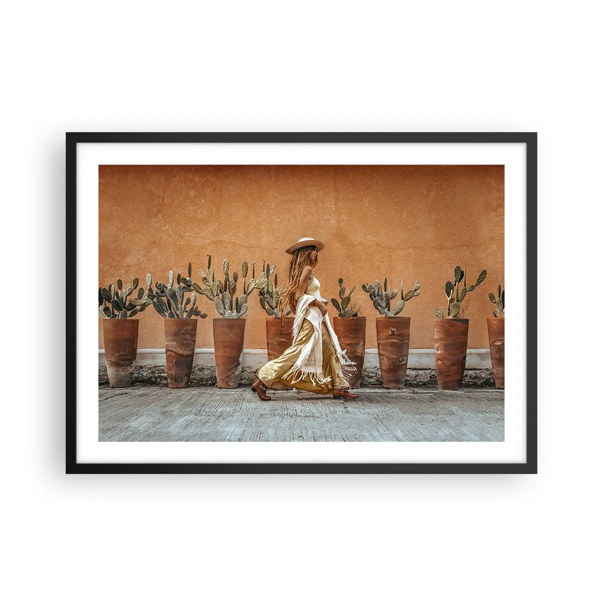 Plakat w czarnej ramie - Kobieta w stylu boho na tle donic z kaktusami - 70x50cm - W stylu hippie - Nowoczesna dekoracja ścienna do salonu i sypialni ARTTOR