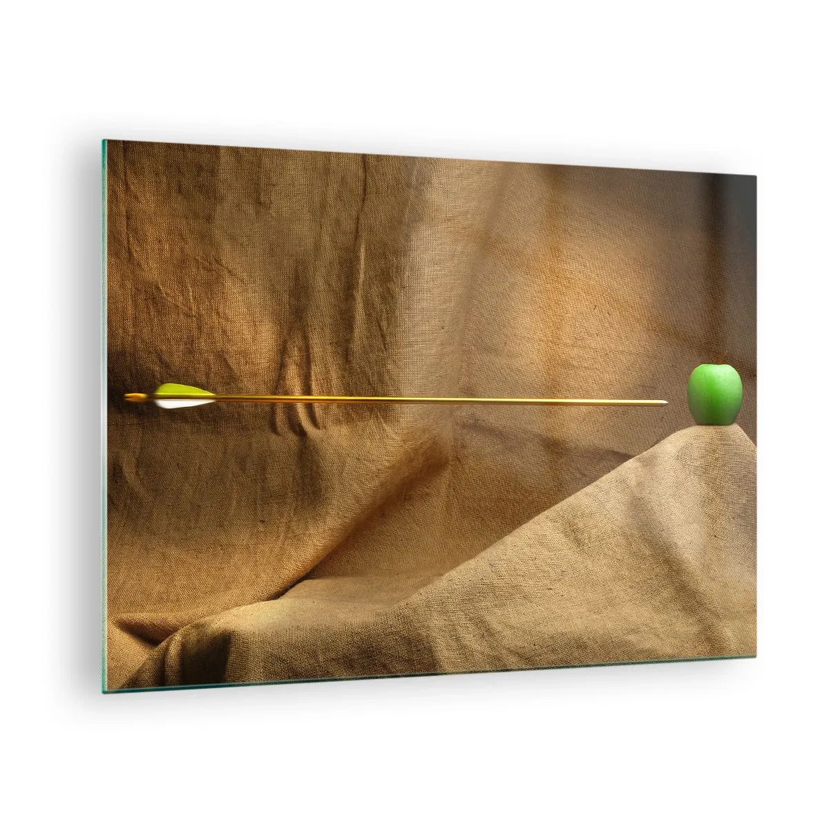 Obraz na szkle - Zielone jabłko na beżowym tle z przeszywającą je strzałą - 70x50cm - Przywołać ducha Wilhelma Tella - Nowoczesna dekoracja ścienna do salonu i sypialni ARTTOR