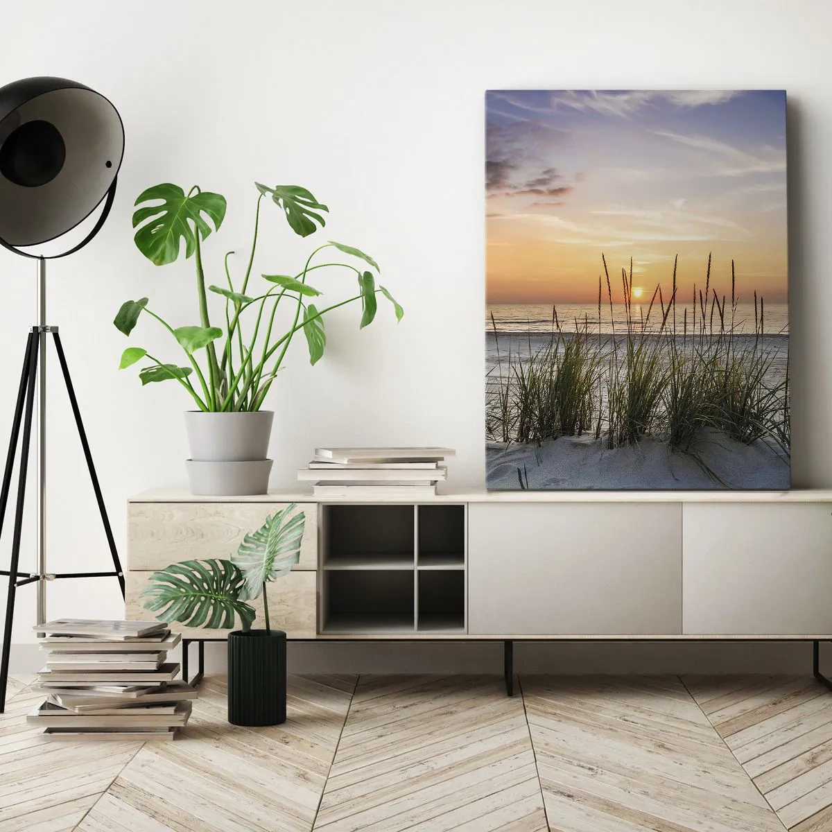 Obraz na płótnie - Zachód słońca nad morzem z trawami na piaszczystej plaży - 50x70cm - Popatrz, pomyśl, poczuj - Nowoczesna dekoracja ścienna do salonu, kuchni i sypialni ARTTOR