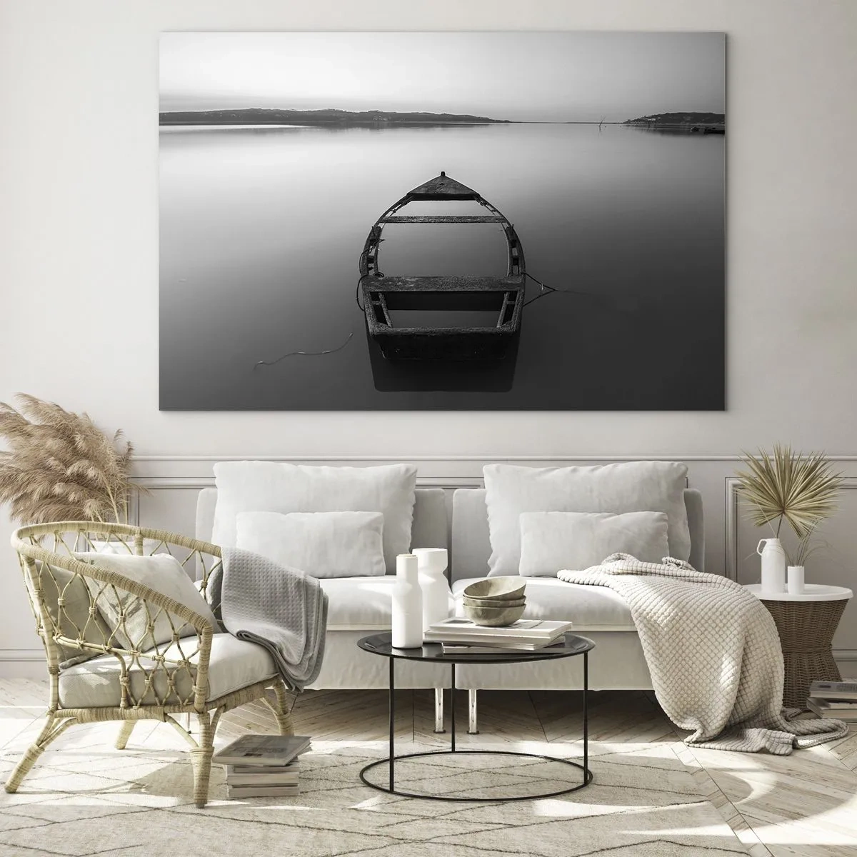 Obraz na szkle - Stara łódź na spokojnej tafli wody w czerni i bieli - 70x50cm - Tęsknota i melancholia - Nowoczesna dekoracja ścienna do salonu i sypialni ARTTOR