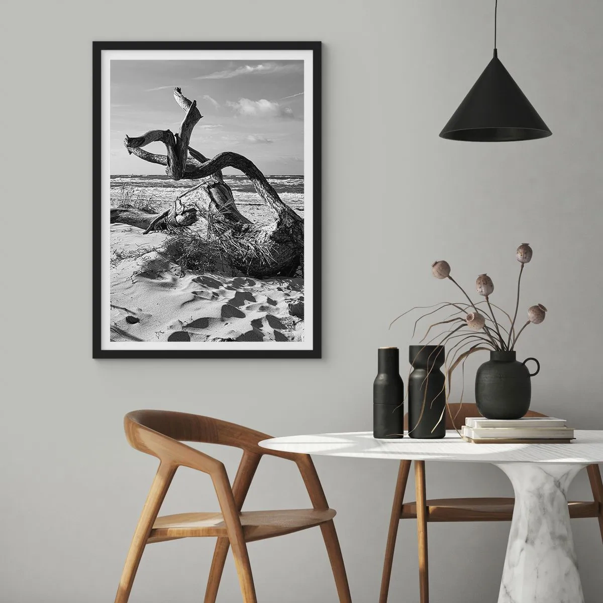 Plakat w czarnej ramie - Czarno-biała fotografia suchego drzewa na plaży - 50x70cm - Morska rzeźba - Nowoczesna dekoracja ścienna do salonu i sypialni ARTTOR
