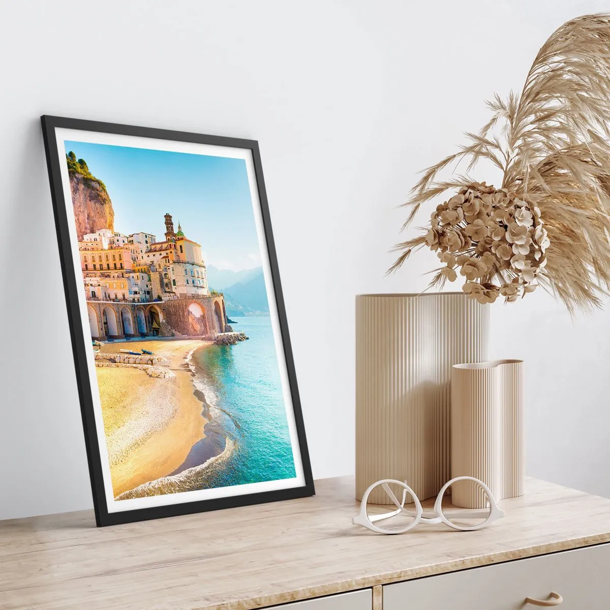 Plakat w czarnej ramie - Malownicza włoska miejscowość nad brzegiem morza - 50x70cm - Miasto niebywałe - Nowoczesna dekoracja ścienna do salonu i sypialni ARTTOR