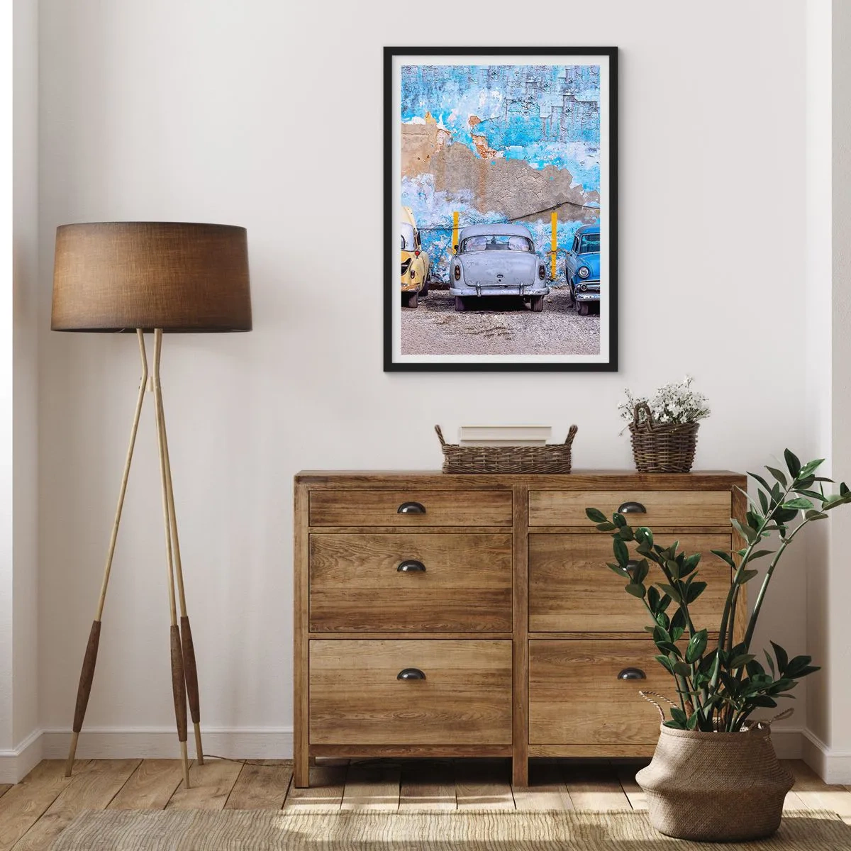 Plakat w czarnej ramie - Stare samochody na tle zniszczonej, niebieskiej ściany - 50x70cm - Spotkanie weteranów - Nowoczesna dekoracja ścienna do salonu i sypialni ARTTOR