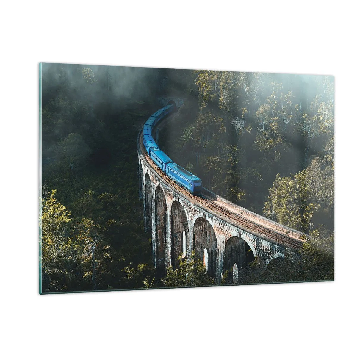 Obraz na szkle - Niebieski pociąg jadący po kamiennym wiadukcie wśród lasu - 120x80cm - Pociąg do natury - Nowoczesna dekoracja ścienna do salonu, kuchni i sypialni ARTTOR