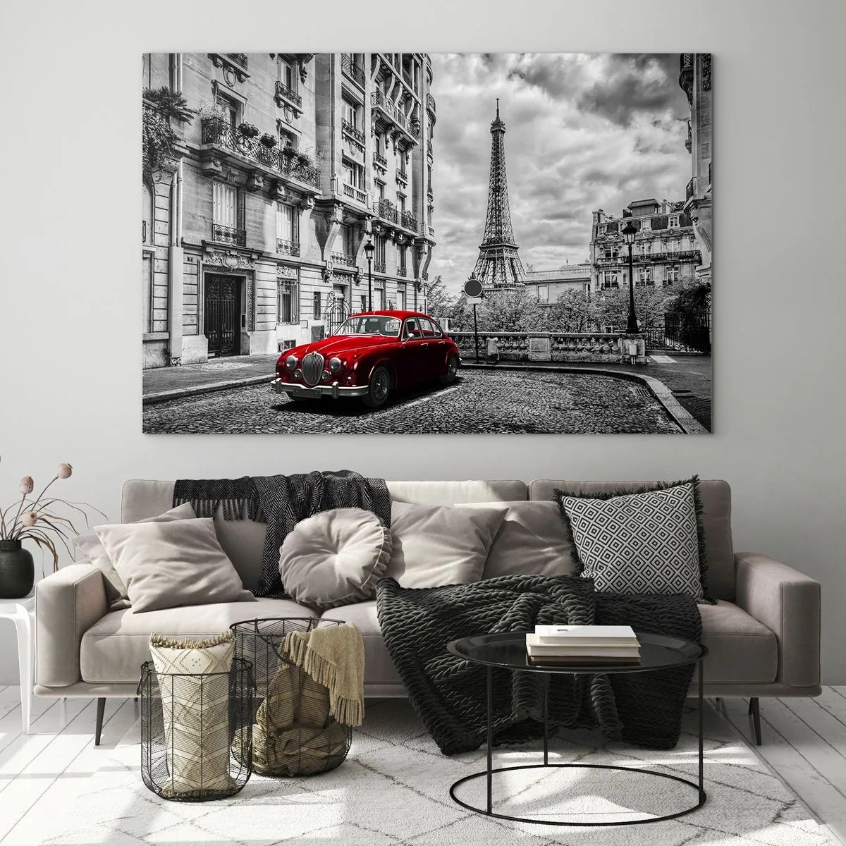 Obraz na szkle - Czerwony samochód na tle wieży Eiffla w czarno-białym Paryżu - 70x50cm - Drapieżnik w mieście - Nowoczesna dekoracja ścienna do salonu i sypialni ARTTOR