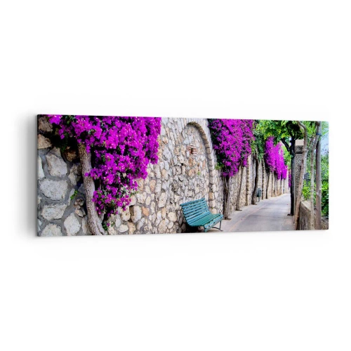 Obraz na płótnie - Kamienna alejka z ławką i kwitnącymi fioletowymi kwiatami - 140x50cm - Spotkajmy się jak najprędzej - Nowoczesna dekoracja ścienna do salonu i sypialni ARTTOR
