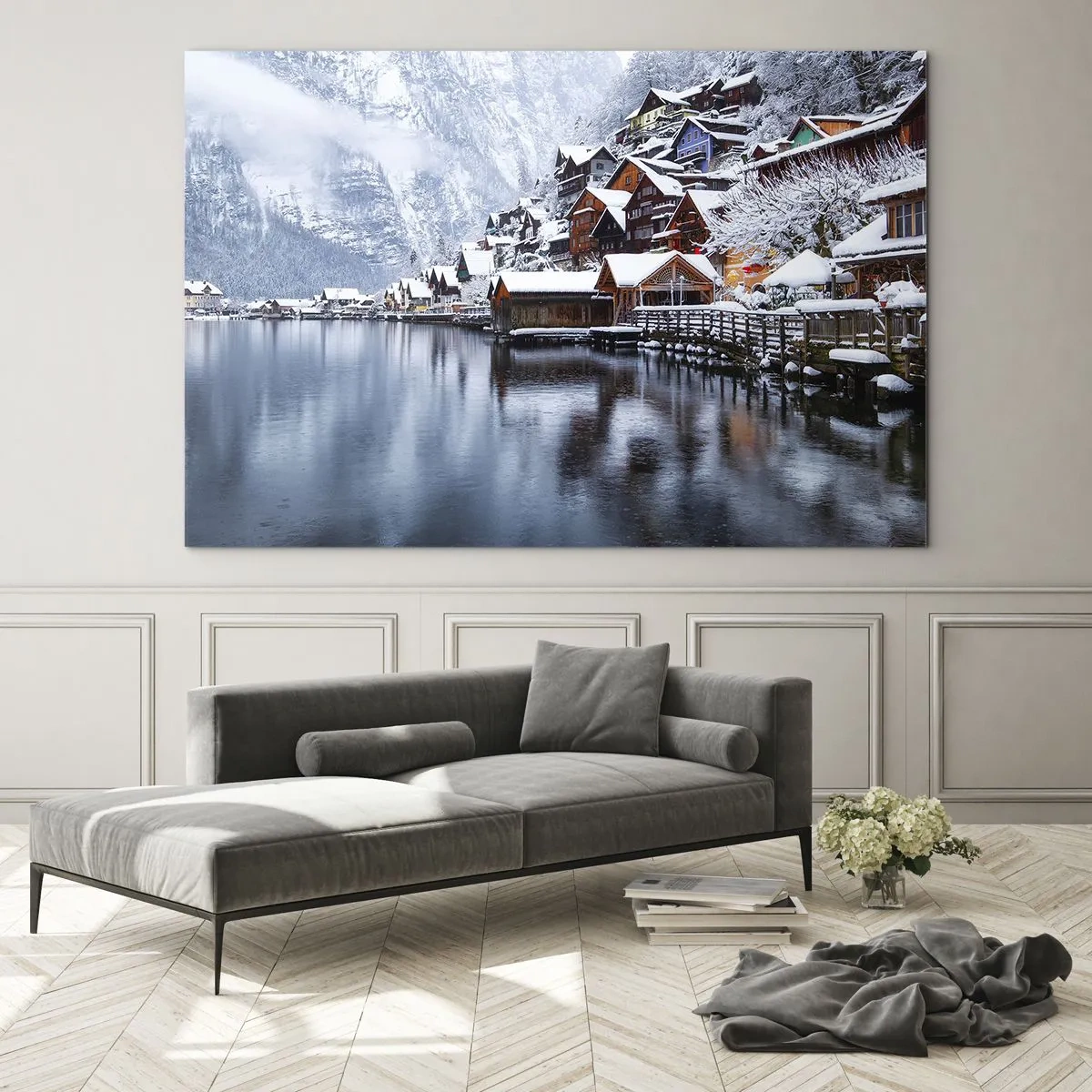 Obraz na szkle - Górska wioska nad jeziorem otulona śniegiem w zimowym pejzażu - 70x50cm - W zimowej dekoracji - Nowoczesna dekoracja ścienna do salonu i sypialni ARTTOR