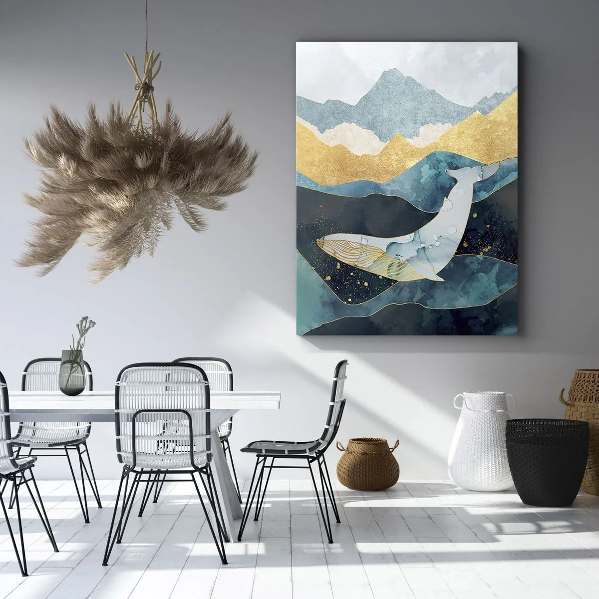 Obraz na płótnie - Abstrakcyjny wieloryb wśród fal i gór w odcieniach błękitu i złota - 50x70cm - Chłodne piękno północy - Nowoczesna dekoracja ścienna do salonu, kuchni i sypialni ARTTOR