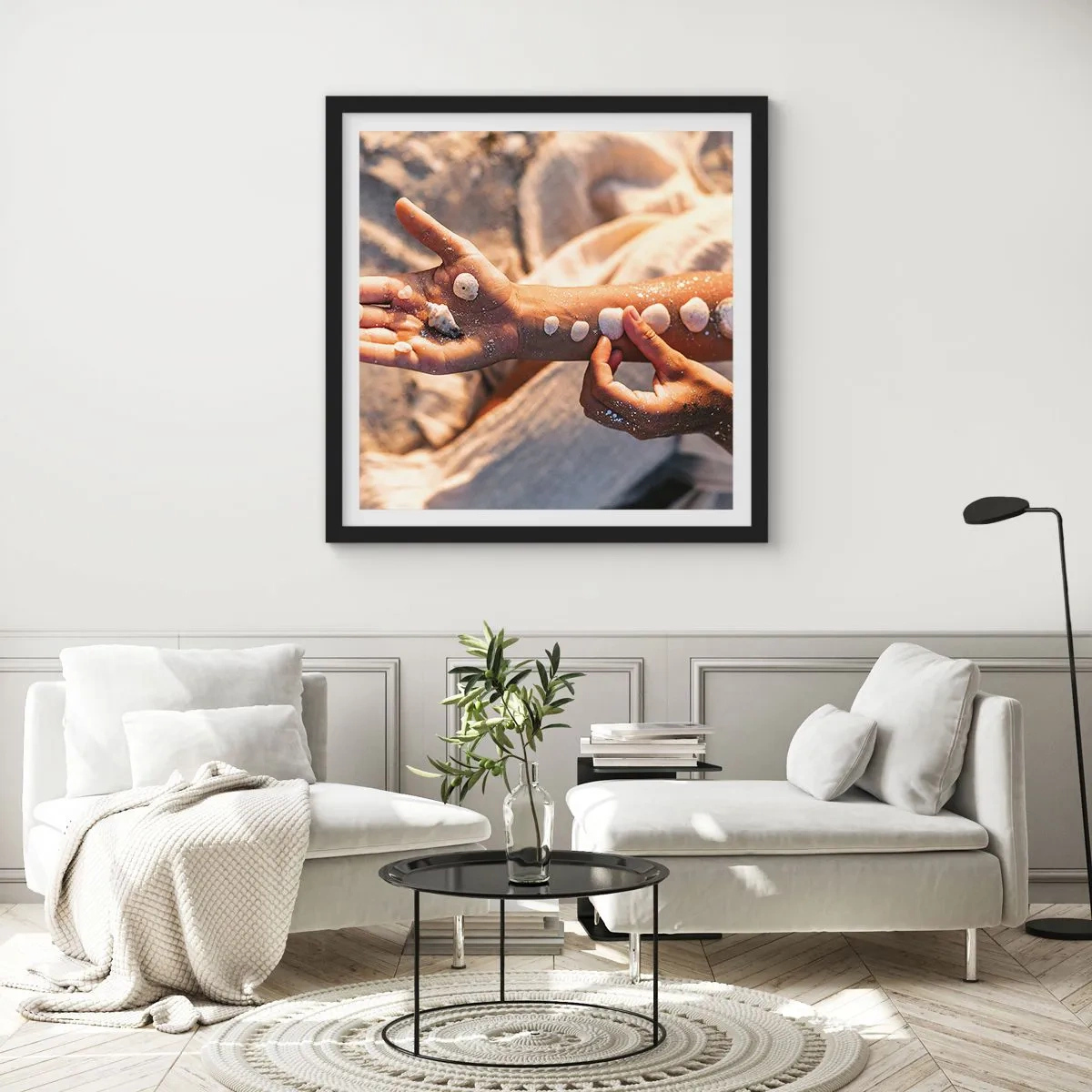 Plakat w czarnej ramie - Piękno w zasięgu ręki - 30x30 cm