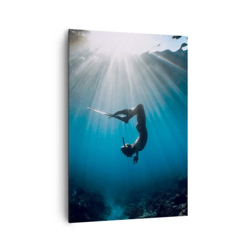Obraz na płótnie - Nurek unoszący się w promieniach światła pod wodą - 70x100cm - Podwodny taniec - Nowoczesna dekoracja ścienna do salonu i sypialni ARTTOR