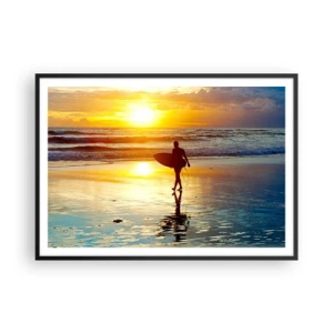 Plakat w czarnej ramie - Surfer idący po plaży o zachodzie słońca z deską w ręku - 100x70cm - Powrót wojownika - Nowoczesna dekoracja ścienna do salonu i sypialni ARTTOR