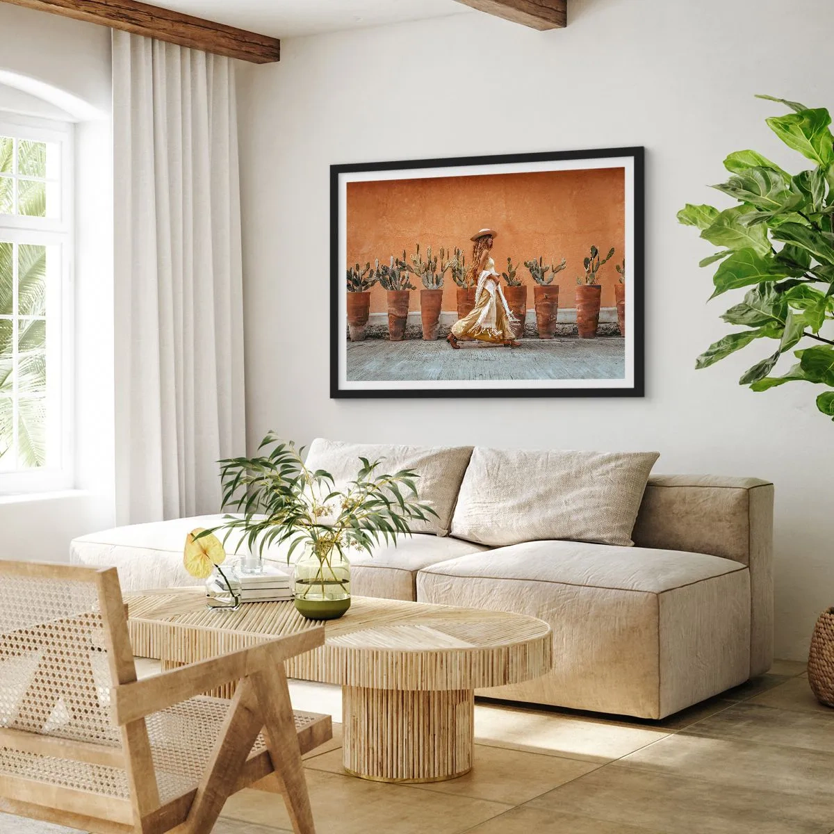Plakat w czarnej ramie - Kobieta w stylu boho na tle donic z kaktusami - 100x70cm - W stylu hippie - Nowoczesna dekoracja ścienna do salonu i sypialni ARTTOR